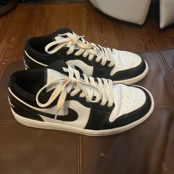Classic Black and White Men's Sneakers - Picture 2 of 4